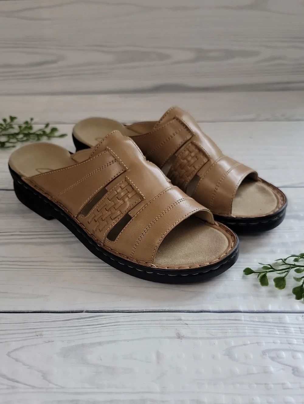 Clarks Leather Tan Slip-On Comfort Sandals Womens Size 7